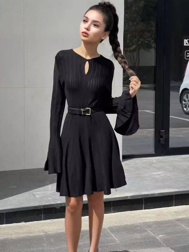 Robe pull noire à col rond, manches évasées & jupe plissée
