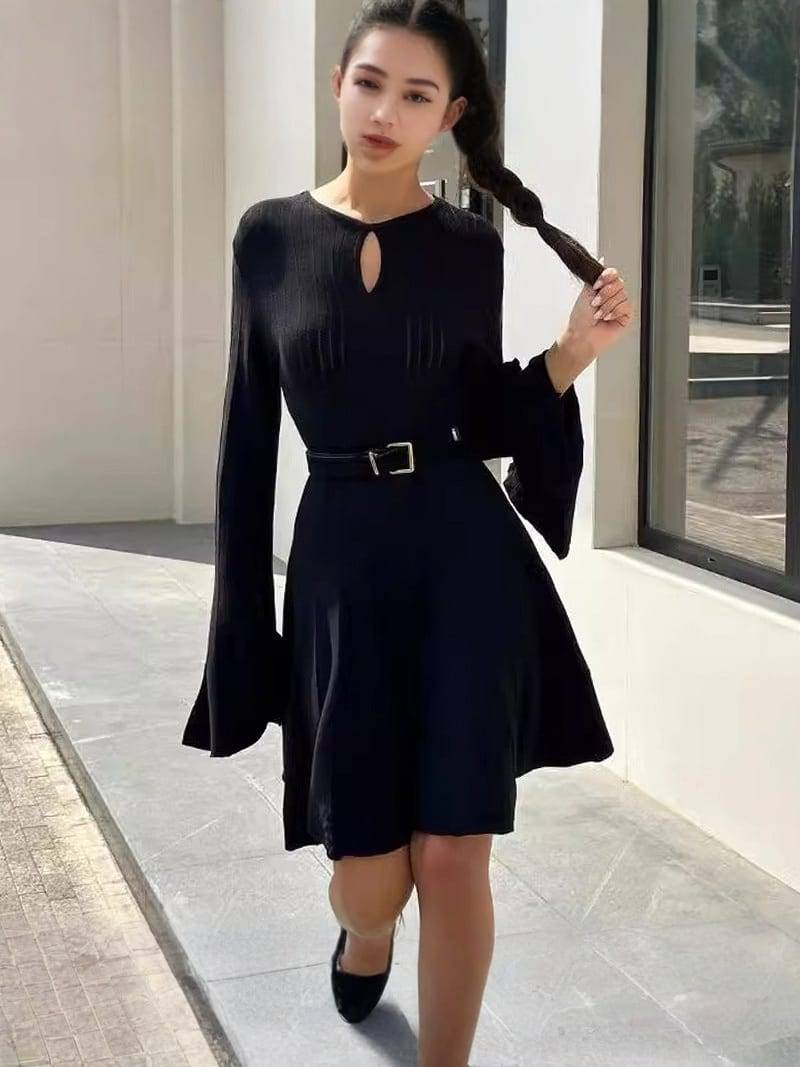 Robe pull noire à col rond, manches évasées & jupe plissée