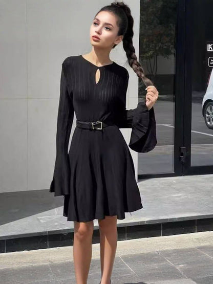 Robe pull noire à col rond, manches évasées & jupe plissée