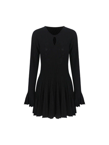 Robe pull noire à col rond, manches évasées & jupe plissée